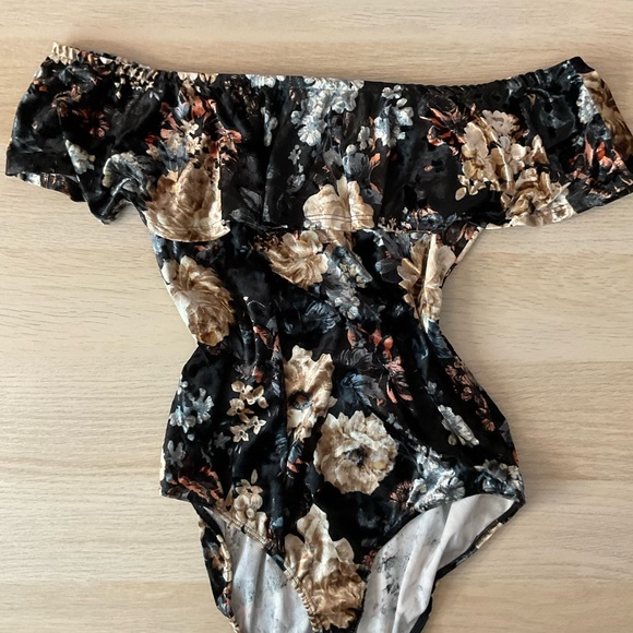 Off the Shoulder Velvet Bodysuit - Picture 4 of 5